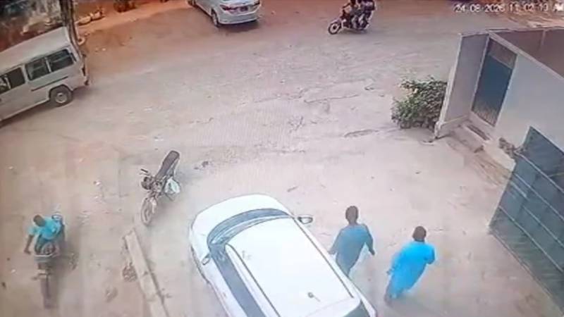 کراچی میں مسلح ملزمان کی لوٹ مار، شہری سے 60 لاکھ روپے لوٹ کر فرار، سی سی ٹی وی فوٹیج جاری