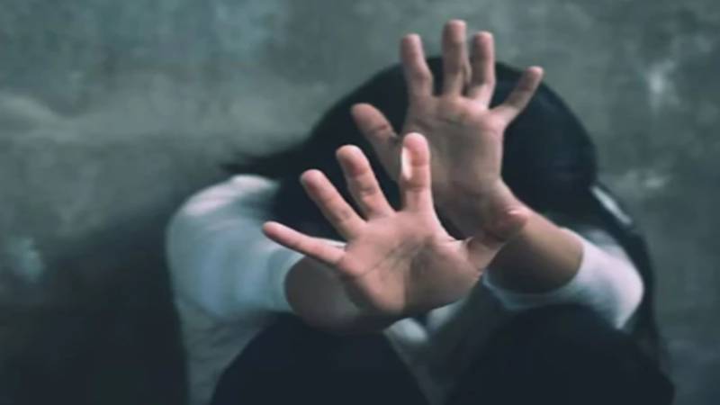 لاہور: خاتون کو نازیبا ویڈیوز اور تصاویر کے ذریعے بلیک میل کر کے زیادتی کرنے والا ملزم گرفتار