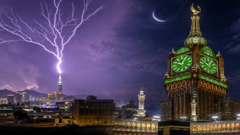 مکہ مکرمہ میں موسمی صورتحال، آسمانی بجلی نے کلاک ٹاور سے ٹکرانے کا دلکش منظر کیمرے کی آنکھ میں قید