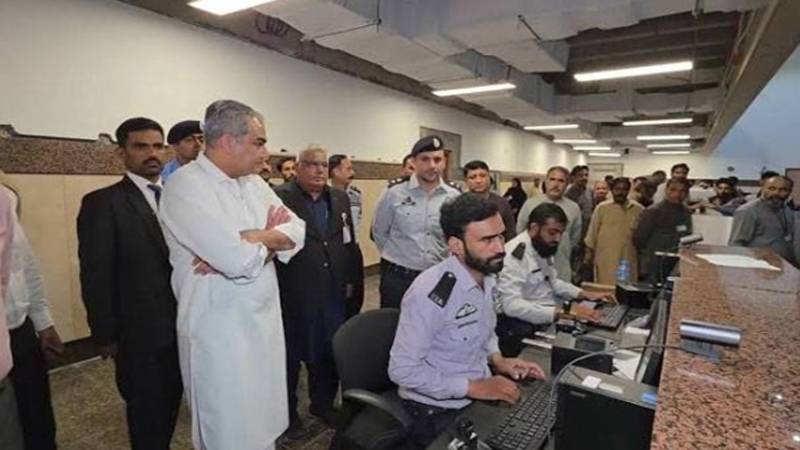 وفاقی وزیر داخلہ محسن نقوی کا جناح انٹرنیشنل ایئرپورٹ کا دورہ، امیگریشن سسٹم کی خرابی پر فوری کارروائی کی ہدایت