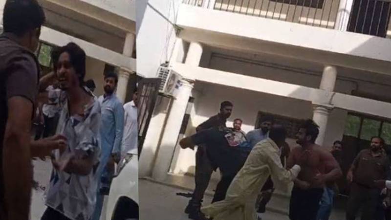 سوشل میڈیا لڑائی شدت اختیار کر گئی، اے ایس پی آفس میں ٹک ٹاکرز اور ان کے ساتھی آپس میں الجھ پڑے