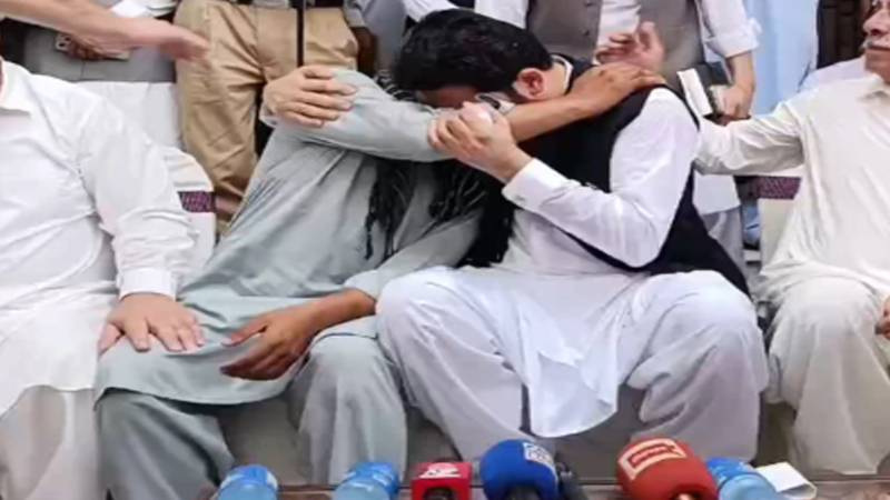 سہیل آفریدی متاثرہ خاندان سے ملنے گئے، 5 سالہ آیت نور کے قتل کیس میں انصاف کی یقین دہانی