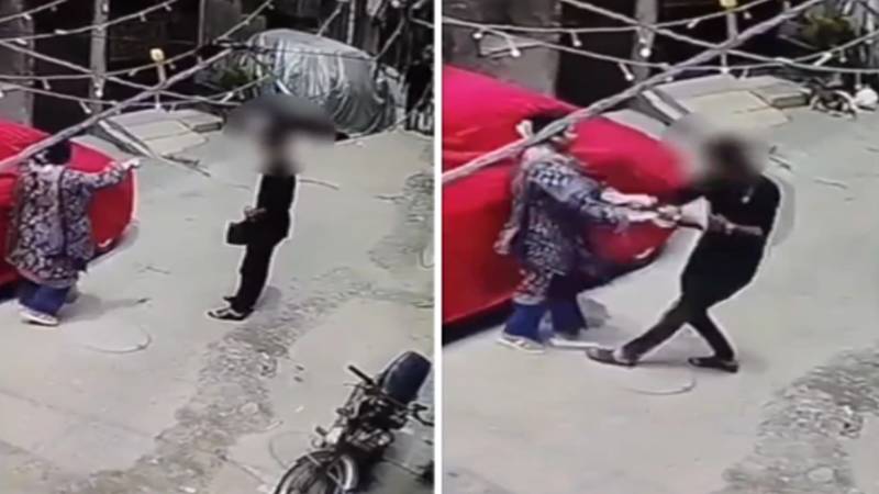 راہ چلتے خاتون لیکچرار کو ہراساں کرنے والے سابق طالب علم کی ویڈیو منظر عام پر آگئی