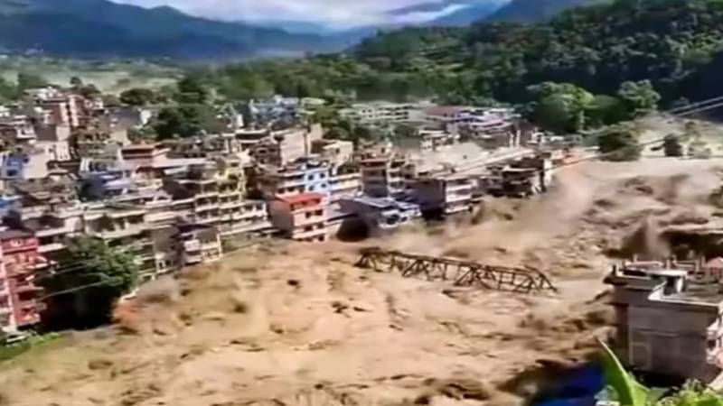 نیپال میں سیلابی ریلے کے دوران پرنسپل کی فوری فیصلے سے 900 طلبہ کی جان بچ گئی