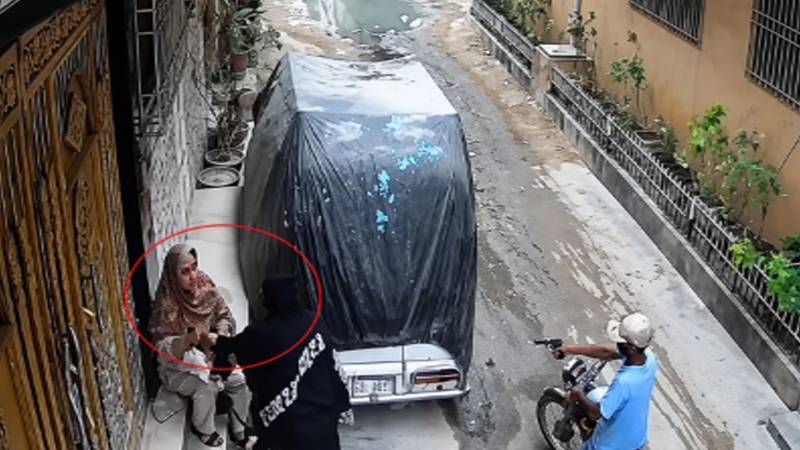 کراچی: خاتون ڈکیت نے گھر کے باہر بیٹھی خاتون کو لوٹ لیا، سی سی ٹی وی فوٹیج وائرل