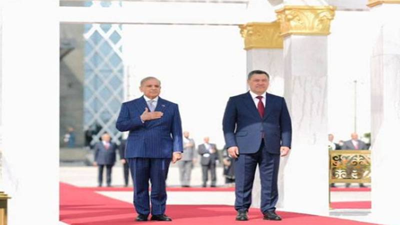 وزیراعظم شہباز شریف کی بشکیک میں صدارتی محل آمد،گارڈ آف آنر پیش