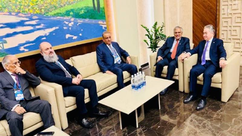 اسحاق ڈار کی کرغزستان کے وزیر خارجہ سے ملاقات، دوطرفہ تعلقات اور علاقائی روابط پر گفتگو