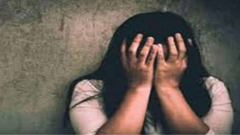 لاہور میں شادی شدہ خاتون کو ملازمت کے بہانے بلا کر بیٹی کی موجودگی میں مبینہ اجتماعی زیادتی