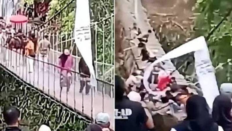 انڈونیشیا: افتتاح کے دوران پل کا حصہ اچانک منہدم، کئی افراد نالے میں جاگرے