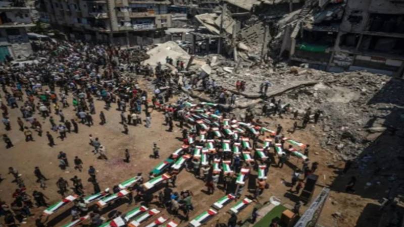 غزہ میں 70 بچوں سمیت 100 فلسطینی شہدا کی اجتماعی نماز جنازہ، ہزاروں افراد شریک
