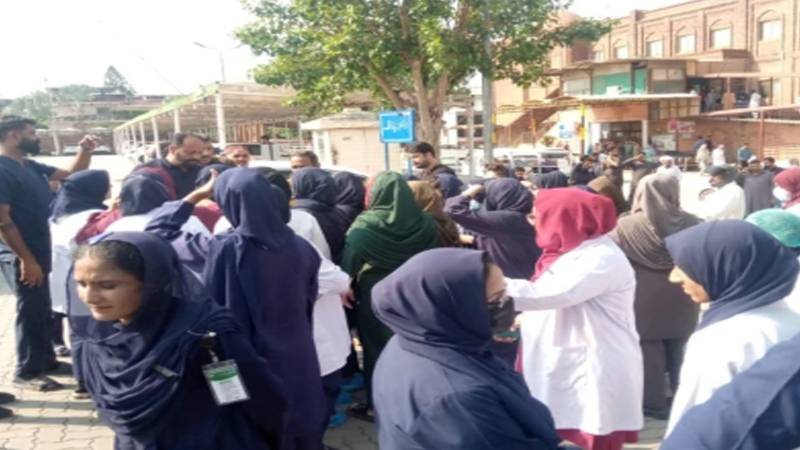 راولپنڈی انسٹی ٹیوٹ آف کارڈیالوجی میں نرس پر تشدد، کپڑے پھاڑنے اور اتارنے کی کوشش، نرسز کا احتجاج