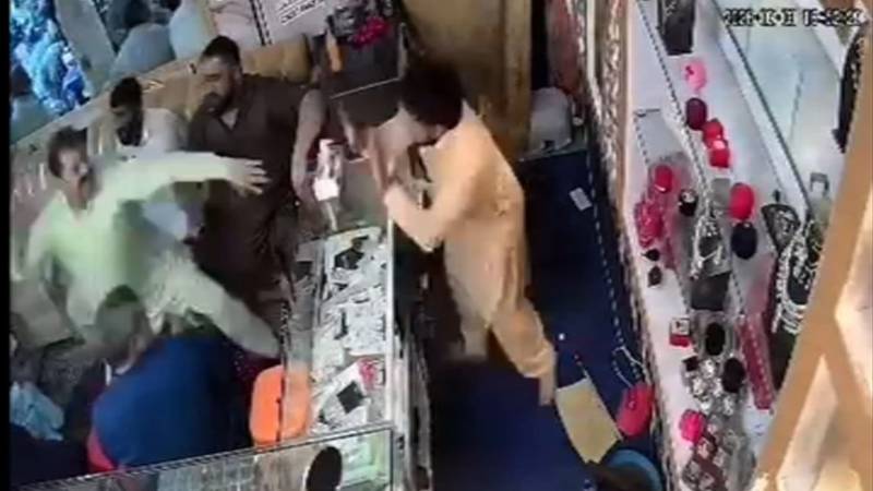 شکرگڑھ میں نقلی سونا فروخت کرنے کا الزام، تاجر پر جوتوں سے تشدد کی ویڈیو سامنے آگئی