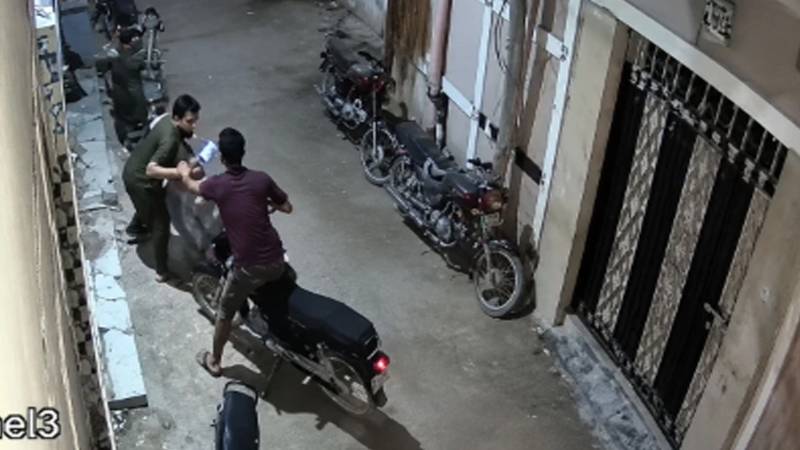 سرجانی ٹاؤن میں ڈاکوؤں کی شہری کو لوٹنے کی کوشش ناکام، شور مچانے پر فرار