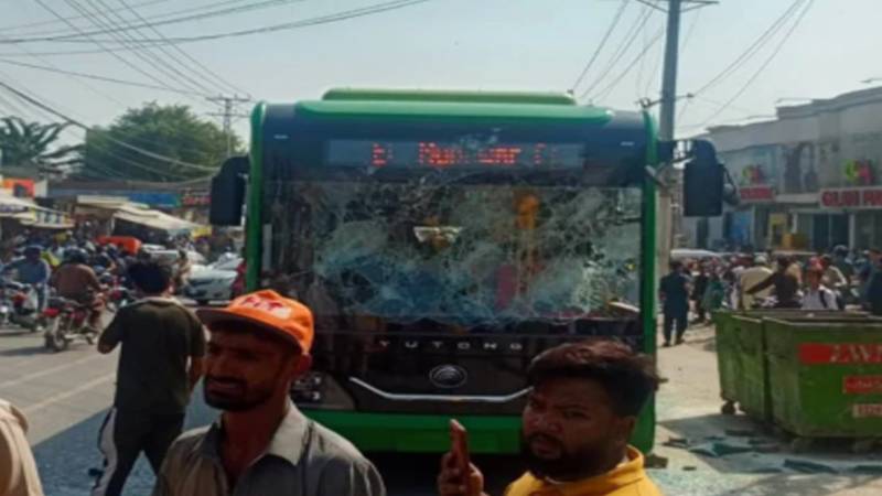 راولپنڈی میں گرین بس کی موٹر سائیکل کو ٹکر، بچی جاں بحق، مشتعل افراد کا بس پر پتھراؤ