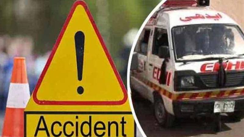 جامشورو میں مسافر کوچ کو حادثہ، 35 افراد زخمی