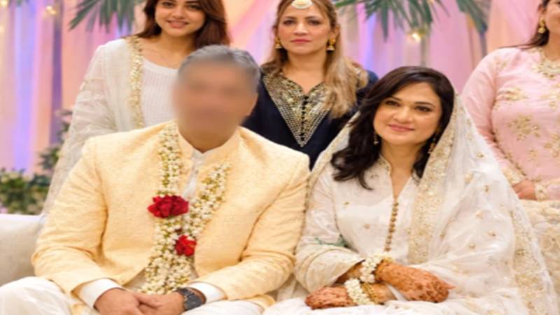 حمیرا بانو کے شوہر کی تصاویر منظرِ عام پر، عثمان پیرزادہ سے شادی کی افواہیں دم توڑ گئیں
