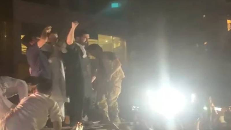 لاہور میں سہیل آفریدی کی اسٹریٹ موومنٹ، پولیس وین میں بیٹھنے کے بعد لکشمی چوک پر دھرنا