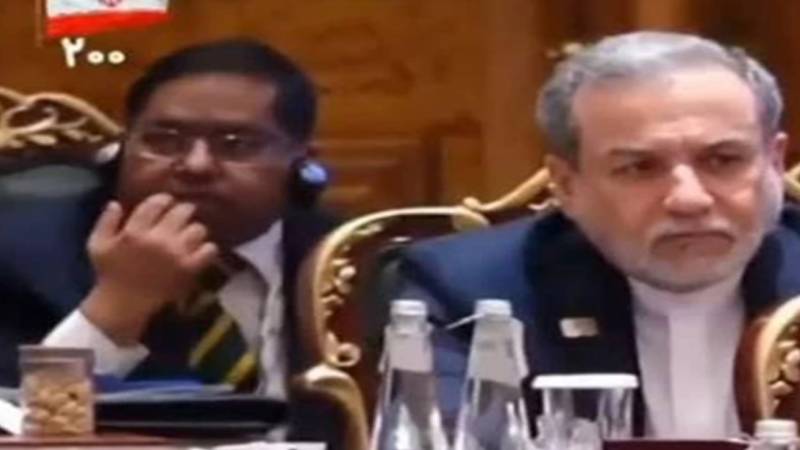 برکس اجلاس میں ایرانی صدر کا خطاب، بھارتی ترجمان ڈرائی فروٹ کھانے میں مصروف، ویڈیو وائرل