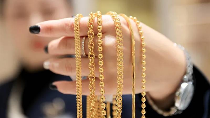 عالمی مارکیٹ میں سونا مہنگا، تیل کی قیمتوں میں کمی