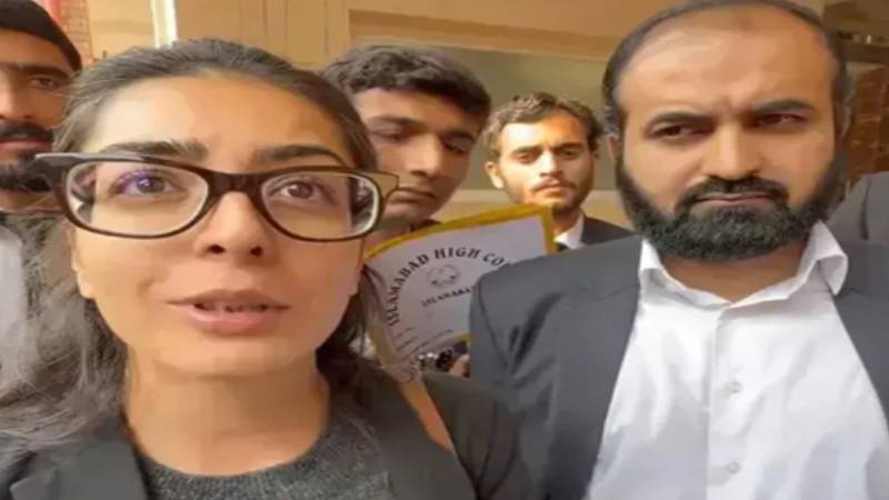 سپریم کورٹ نے ایمان مزاری اور ہادی علی کی سزائیں معطل، ضمانت منظور