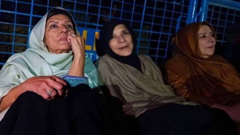عمران خان کی بہنیں عظمیٰ خان اور نورین نیازی بھی 30 روز کیلئے نظر بند، کوٹ لکھپت جیل منتقل