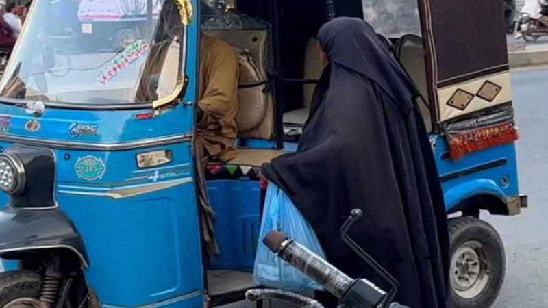 فیصل ٹاؤن میں رکشے کے ذریعے مسافروں سے مبینہ وارداتیں، خاتون ساتھی سمیت گرفتار
