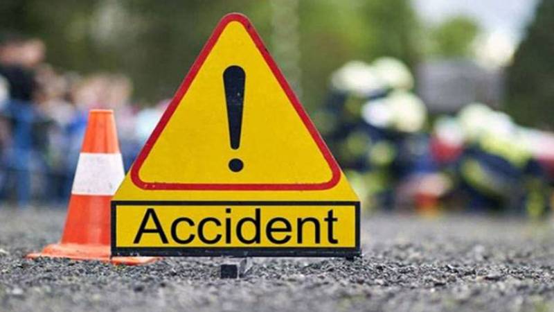 لبرٹی گول چکر پر ریس لگاتی گاڑی بے قابو، حادثے میں 6 افراد زخمی
