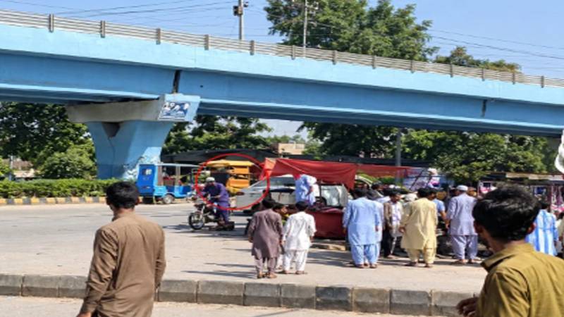 لاڑکانہ میں موٹر سائیکل سوار مسلح افراد کی کار پر فائرنگ، 4 افراد جاں بحق
