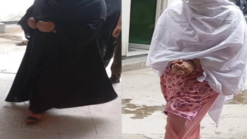 راولپنڈی میں خواتین ملزمان کو ہتھکڑیاں، رشتہ داروں اور وکلا کا احتجاج