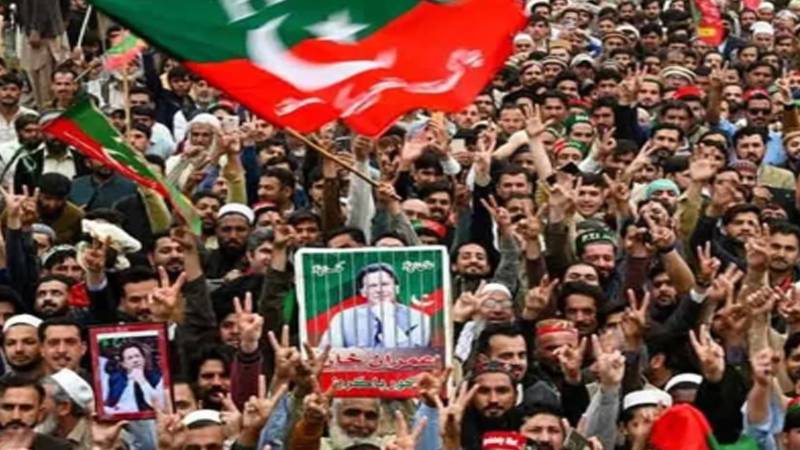 تحریک انصاف کی سیاسی کمیٹی کا اجلاس، لانگ مارچ ملتوی کرنے کی تجویز