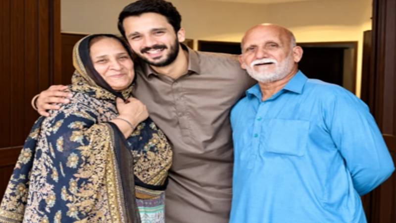 رجب بٹ کا والدین کو قیمتی گاڑی کا تحفہ، ویڈیو وائرل