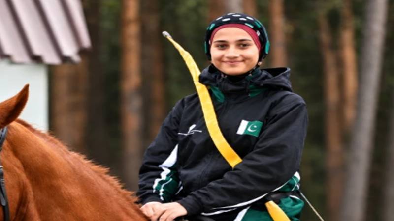 پاکستان کی کم عمر ترین آرچر عسوہ مرجان نے ماسکو میں قومی پرچم بلند کردیا