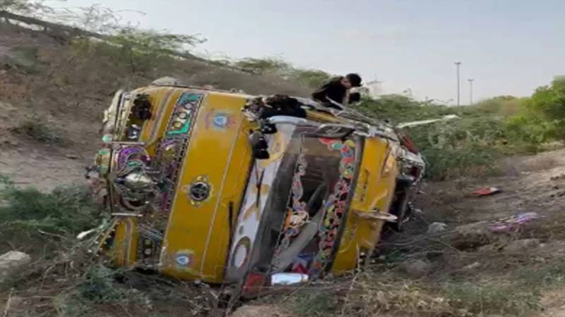 کراچی: سپرہائی وے پر تیز رفتار کوسٹر کھائی میں جاگری، ایک جاں بحق