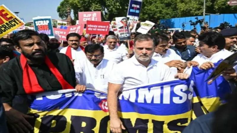 مودی حکومت کے خلاف بھارت میں احتجاج، راہول گاندھی سمیت کئی رہنماؤں کی گرفتاری و رہائی