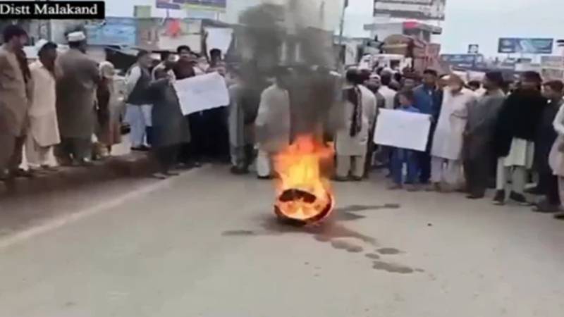 خیبرپختونخوا میں صوبائی حکومت کے خلاف شہریوں کا احتجاج، سڑکوں پر نکل آئے