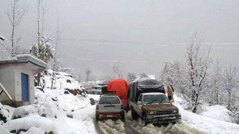 ناران اور بابوسر ٹاپ پر رات گئے برفباری، پہاڑوں نے سفید چادر اوڑھ لی