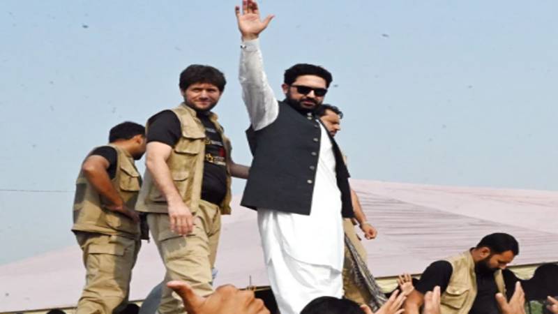 معزول وزیراعلیٰ خیبر پختونخوا کی بازیابی کے لیے آئینی درخواست دائر