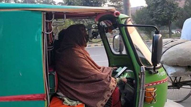 لاہور ٹریفک پولیس کا خواتین کے لیے رکشہ ڈرائیونگ ٹریننگ پروگرام شروع
