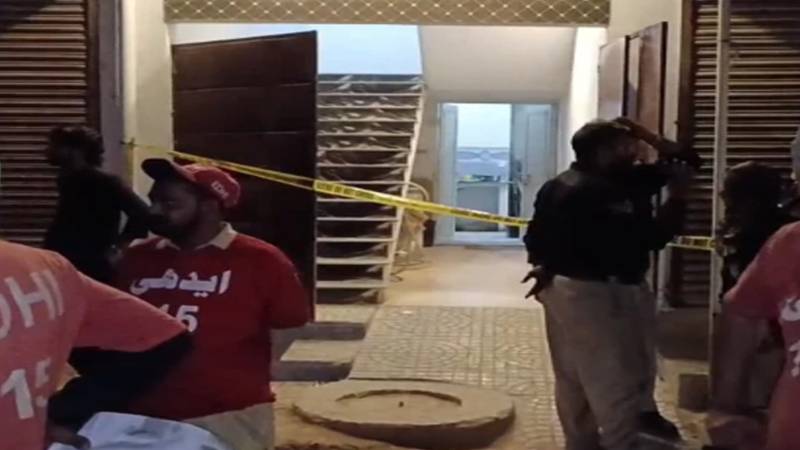 کراچی: گھر سے ملنے والی پانچ لاشوں کا پوسٹ مارٹم مکمل، میاں بیوی اور بچے شامل