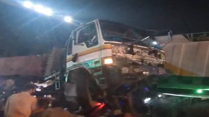 لاہور: سگنل پر کھڑی کار ٹرالر کی زد میں آگئی، 3 افراد جاں بحق