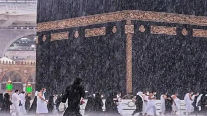خانہ کعبہ میں موسلادھار بارش، طواف اور عبادت کے روح پرور مناظر