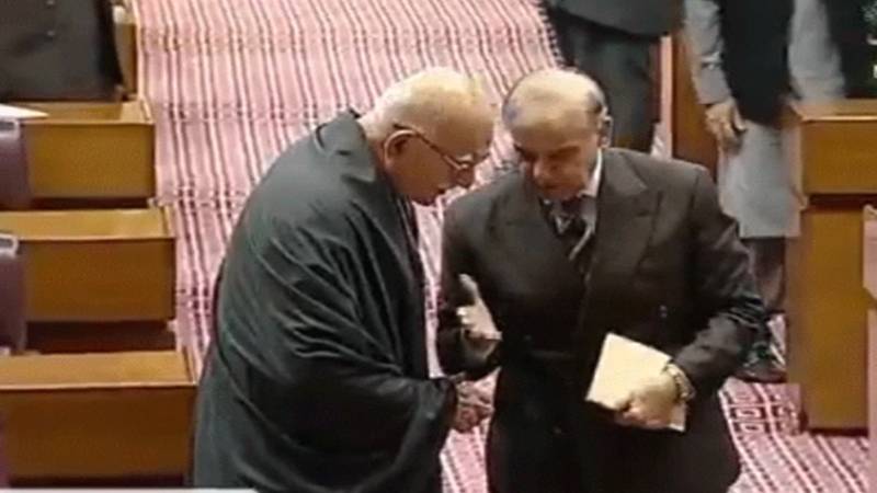 وزیرِاعظم کی پارلیمنٹ میں اپوزیشن لیڈر سے ملاقات، دونوں کے درمیان سرگوشیاں