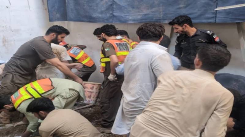 پشاور اسکول حادثے کا مقدمہ درج، 30 بچوں اور خاتون ٹیچر کی ہلاکت، 52 افراد زخمی