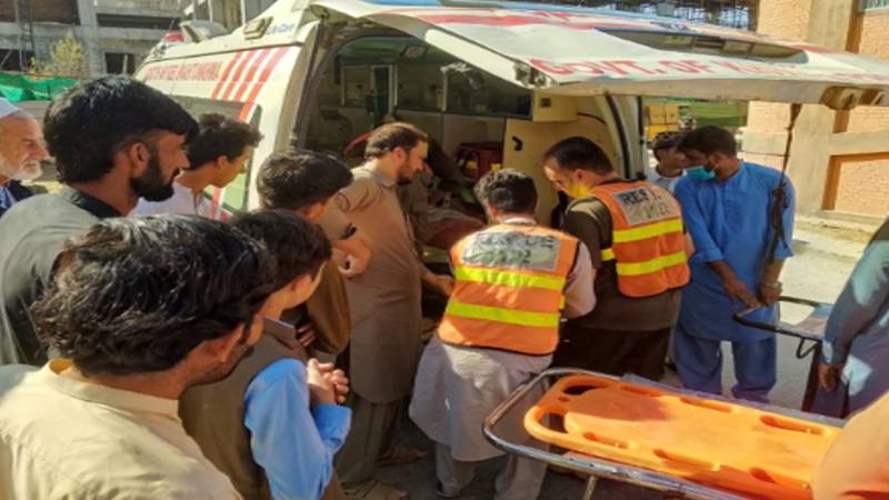 بونیر میں مسافر ہائی ایس الٹنے سے 6 افراد جاں بحق، چارسدہ میں ٹرک تلے آکر 2 بچے بھی دم توڑ گئے
