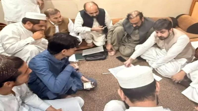 پشاور اسکول سانحے کے متاثرہ خاندانوں میں امدادی چیک تقسیم
