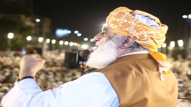 مولانا فضل الرحمان کا پاک فوج سے متعلق ’متنازع‘ بیان، سیاسی و کاروباری رہنماؤں کی مذمت