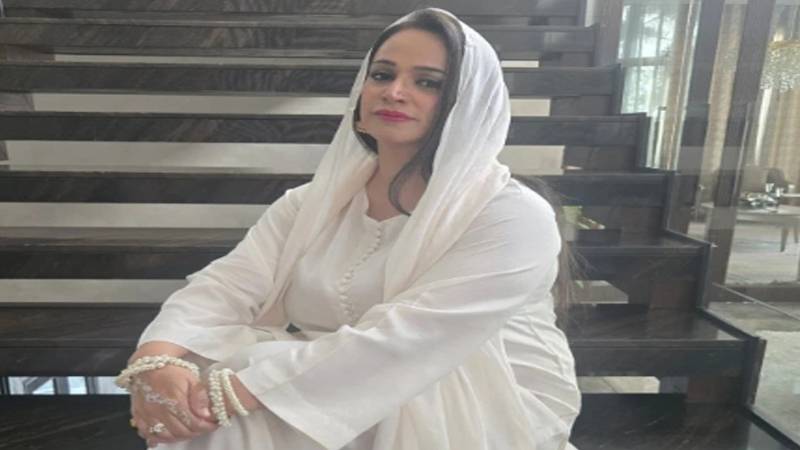 نور بخاری کا ہونٹوں میں فلرز لگوانے کے الزامات پر سخت ردعمل، ناقدین کو جواب دے دیا