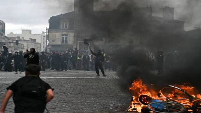 فرانس، اٹلی اور البانیہ میں پولیس اور مظاہرین کے درمیان جھڑپیں، املاک کو نقصان