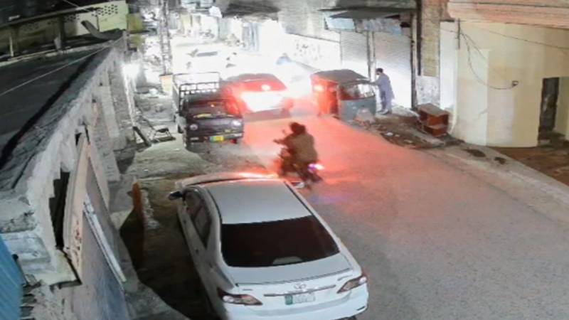 پشاور میں رکشے پر فائرنگ سے دو بہنیں قتل، سی سی ٹی وی فوٹیج پولیس کو مل گئی