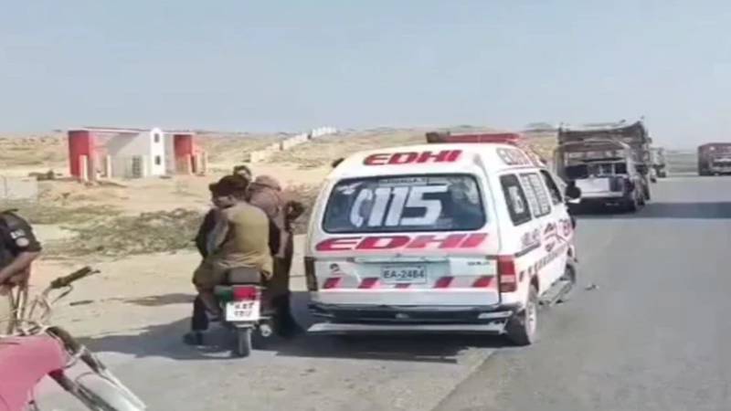 کراچی: منگھو پیر میں رکشہ الٹنے سے 4 سالہ بچہ جاں بحق، سگا بھائی شدید زخمی
